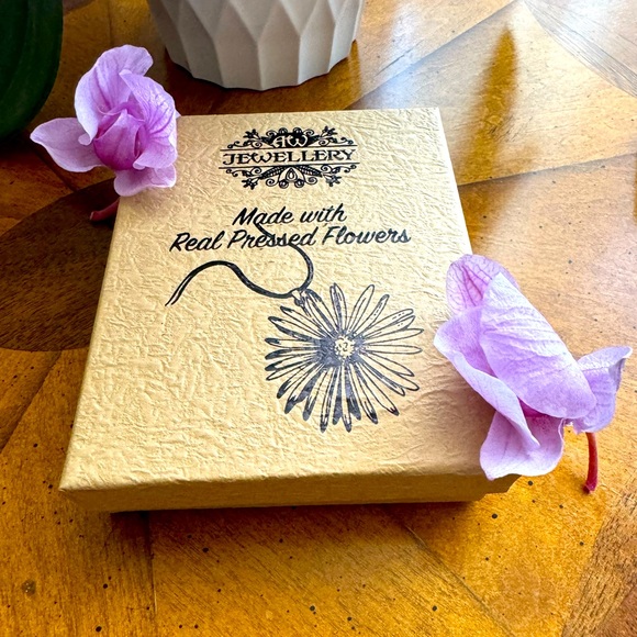 AW Jewelry Necklace and earrings set made in resin with Real Preserve flowers . - Picture 7 of 7